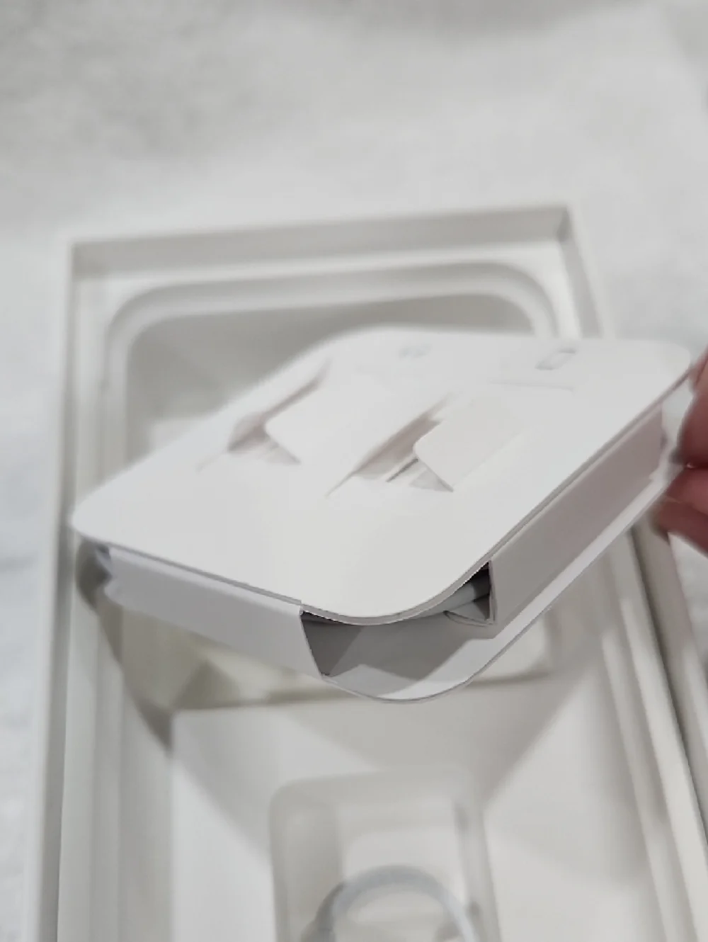 APPLE WHITE EARPODS WITH LIGHTNING CONNECTOR